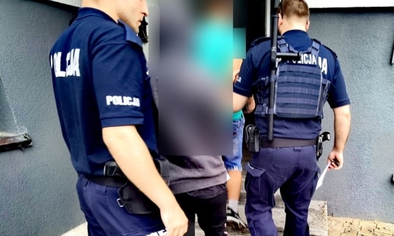 policjanci z zatrzymanym