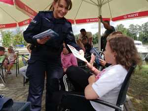 Policjantka rozmawia z grupą dzieci.