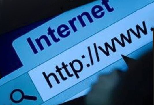 Napis internet i początek paska adresu w przeglądarce internetowej