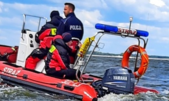 policjant i strażak na łodzi