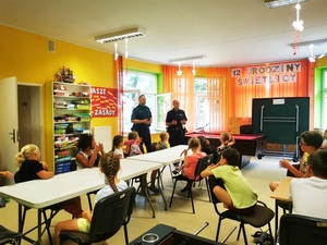 Policjanci rozmawiają z grupą dzieci.