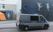 Radiowóz na tle Centrum Zdrowia Matki i Dziecka w Katowicach