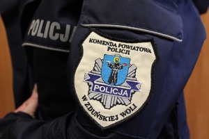 naszywka z logiem policji ze Zduńskiej Woli na mundurze policjanta