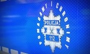 Napis pomagamy i chronimy Policja 112 na drzwiach radiowozu