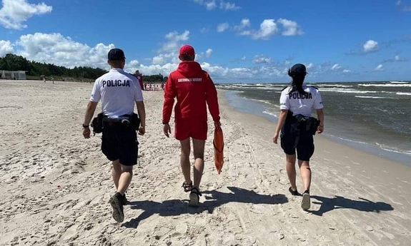 policjanci i ratownik medyczny