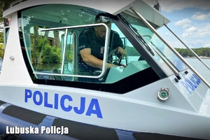 Policyjna motorówka sterowana przez policjanta.
