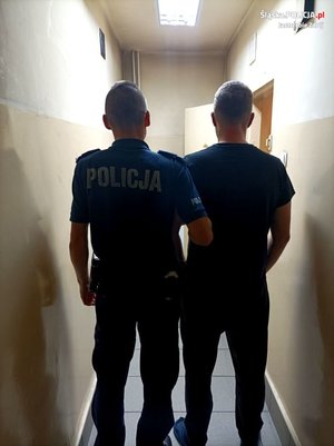 policjant z zatrzymanym