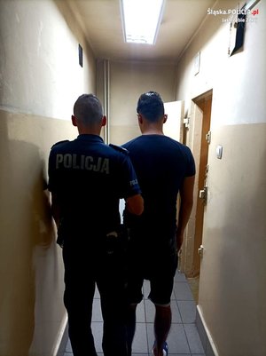 policjant z zatrzymanym