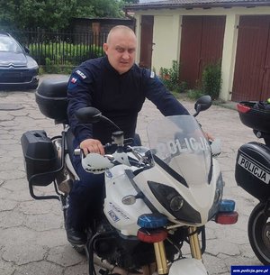 umundurowany policjant na motocyklu