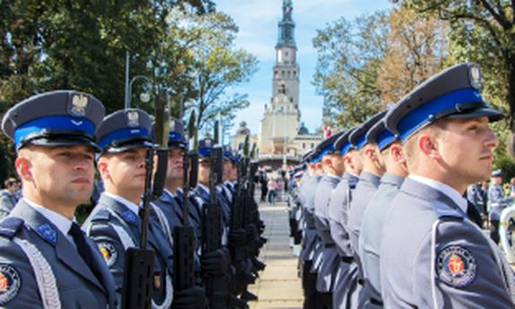 kompania reprezentacyjna, w tle widoczna wieża sanktuarium na Jasnej Górze