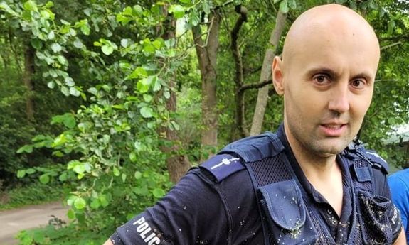 umundurowany policjant mł.asp. Jakub Walczak