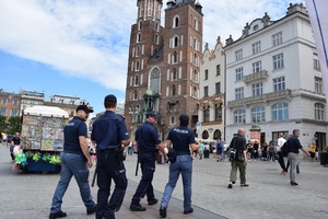 Zdjęcie przestawiające czwórkę umundurowanych funkcjonariuszy Policji polskiej i włoskiej podczas patrolowania