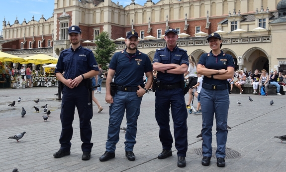 Zdjęcie przestawiające czwórkę umundurowanych funkcjonariuszy Policji polskiej i włoskiej  pozujących do zdjęcia