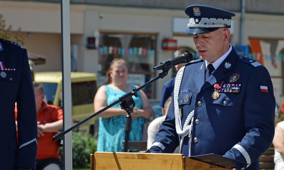 Komendant Wojewódzki Policji w Opolu nadinspektor Rafał Kochańczyk przemawia stojąc przy mównicy.