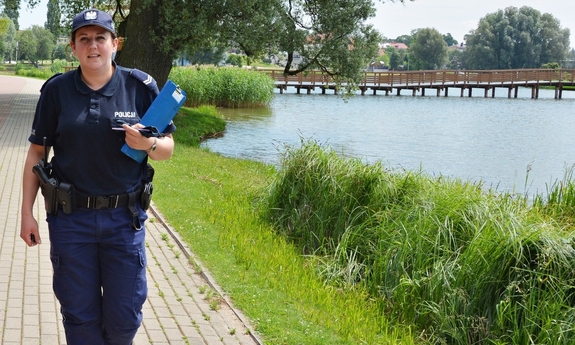 policjantka patroluje teren przy zalewie