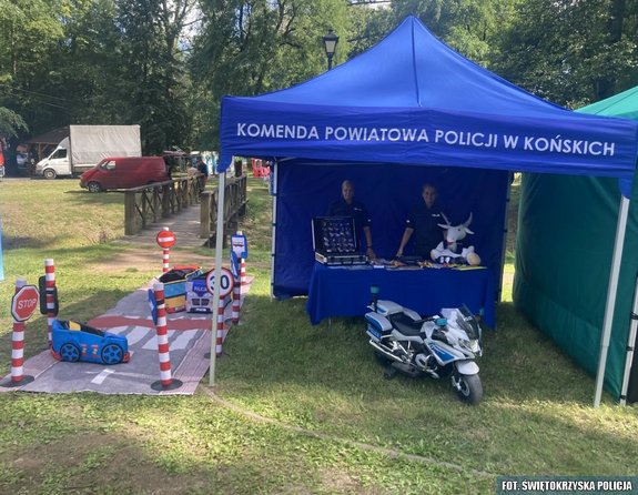 policjanci pozują przy stoisku profilaktycznym