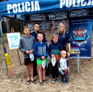 policjanci pozują z dziećmi przy policyjnym stoisku profilaktycznym