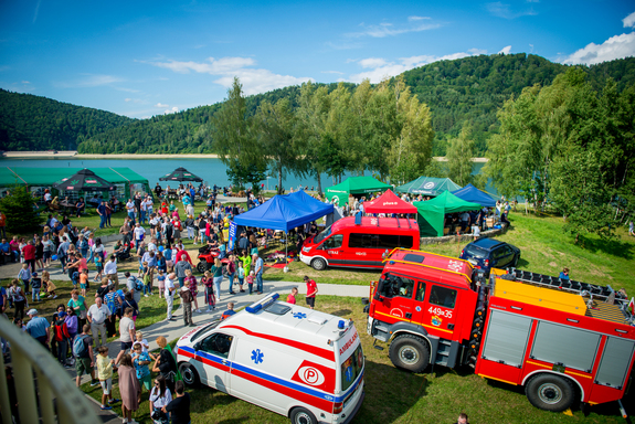 piknik profilaktyczny znad jeziorem z udziałem różnych służb