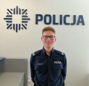 na zdjęciu policjant , który uratował tonącą 15-latkę