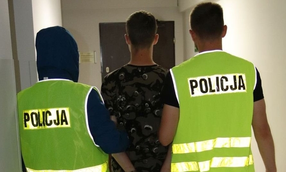 policjanci z zatrzymanym mężczyzną