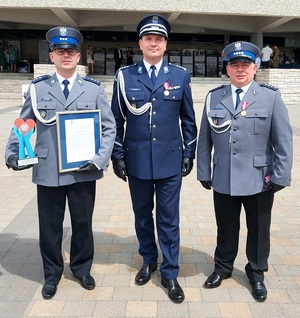 Komendant Miejski Policji w Łodzi inspektor Dariusz Dziurka wraz z nagrodzonymi, starszym aspirantem Rafałem Zduniak i aspirantem sztabowym Sławomirem Milczarek