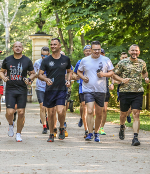 funkcjonariusze w trakcie biegu charytatywnego