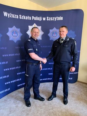 Zastępca Komendanta Głównego Policji wita się z Komendantem Głównym Narodowej Policji Ukrainy