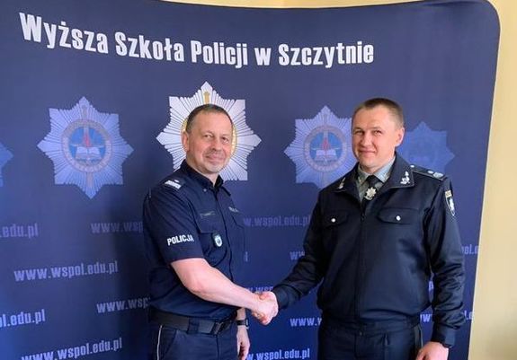 Zastępca Komendanta Głównego Policji wita się z Komendantem Głównym Narodowej Policji Ukrainy