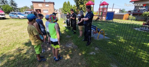 policjantka rozmawia z dziećmi o bezpieczeństwie