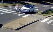 rowerzystka na przejściu dla pieszych, do przejścia dojeżdża samochód