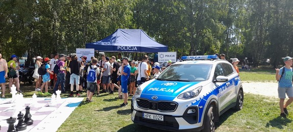 policyjny piknik profilaktyczny, na pierwszym planie widać radiowóz
