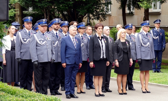 policjanci i pracownicy cywilni stoją w szeregach podczas uroczystości przed budynkiem Komendy Głównej Policji