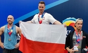 policjant na podium, w ręku trzyma flagę Polski