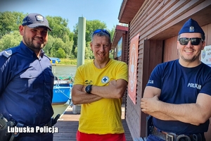 dwóch policjantów i ratownik pozują do zdjęcia