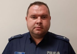 na zdjęciu umundurowany mł. asp. Andrzej Kuśniesz