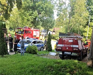 zbiórka przed rozpoczęciem działań w terenie - samochody służbowe Policji i straży pożarnej oraz przedstawiciele służb ratowniczych