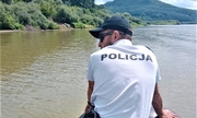 policjant posterunku wodnego prowadzi poszukiwania z łodzi