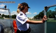Zdjęcie przedstawia policjantkę z komisariatu wodnego podczas patrolu