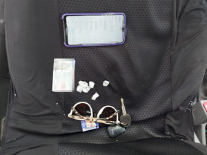 Narkotyki, kluczyki do samochodu, okulary, telefon komórkowy ujawnione w samochodzie zatrzymanego