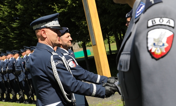 Komendant Główny Policji gen. insp. Jarosław Szymczyk wraz z Dowódcą Centralnego Pododdział Kontrterrorystycznego Policji „BOA” nadinsp. Dariuszem Ziębą gratulują wyróżnionym policjantom