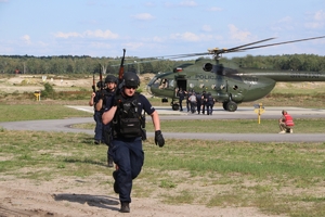 policjanci podczas ćwiczeń