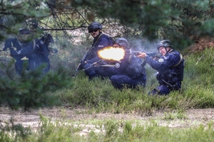 policjanci podczas ćwiczeń