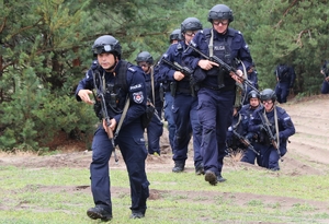 policjanci podczas ćwiczeń