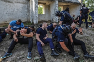 policjanci podczas ćwiczeń