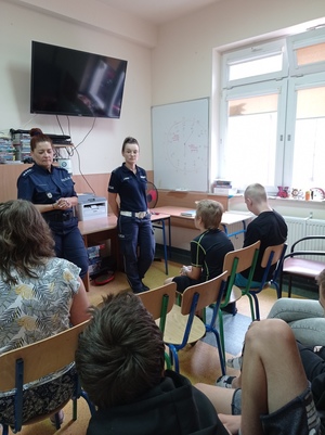 Dwie policjantki rozmawiają z grupą dzieci.