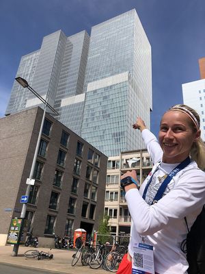 kobieta pozuje do zdjęcia na tle budynków