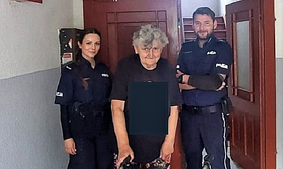 seniorka z policjantem i policjantką