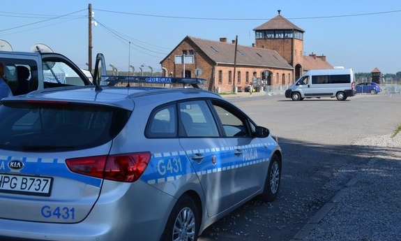 zabezpieczenie uroczystości Birkenau, oznakowane radiowozy