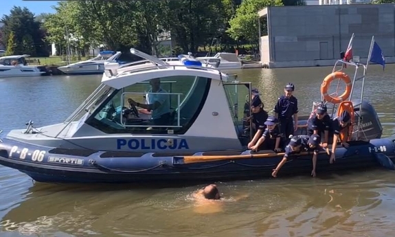 Dzieci w strojach policjantów opowiadaja o bezpieczeństwie nad wodą