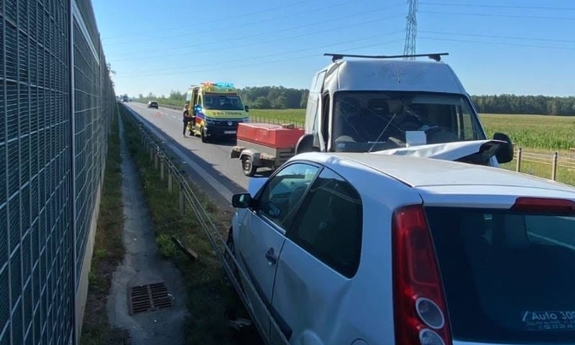 miejsce wypadku busa i białego auta osobowego, w tle ambulans